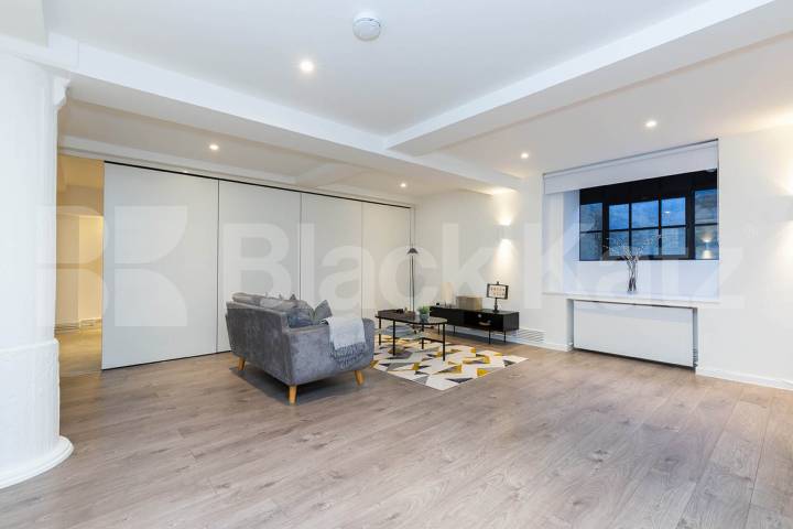 spacious 1 bedroom warehouse conversion with bi folding partition wall Tyssen Street - Springfield House, Dalston